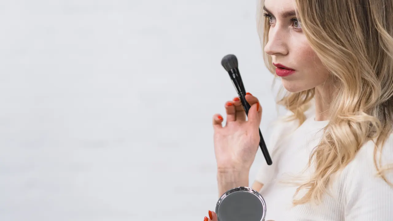 Perempuan Sedang Mengenakan Makeup