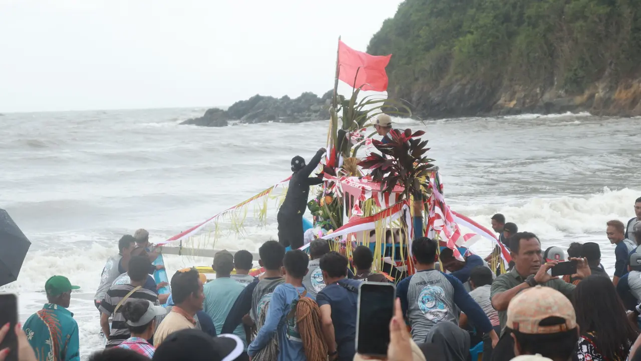 Ritual Petik Laut Lampon wujud rasa sukur nelayan Banyuwangi (Istimewa)