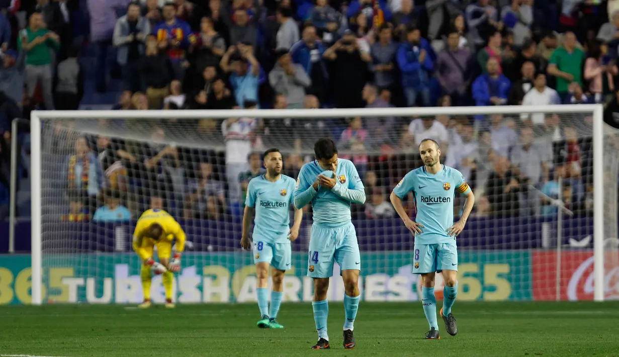 Reaksi pemain Barcelona, Javier Mascherano dan  Iniesta setelah pemain Levante mencetak gol keempat pada jornada ke-37 La Liga di Estadio Ciudad de Valencia, Senin (14/5). Barcelona dipaksa menyerah dengan kedudukan 5-4 di markas Levante (AP/Alberto Saiz)