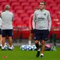 Pelatih Barcelona, Ernesto Valverde melihat para pemainnya berlatih di Wembley Stadium di London (2/10). Barcelona akan bertanding melawan wakil Inggris Tottenham Hotspur pada grup B Liga Champions. (AP Photo/Frank Augstein)