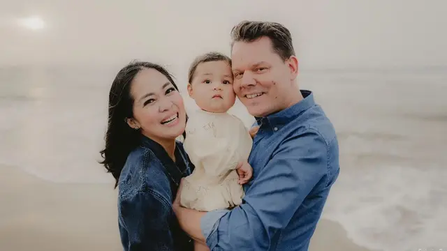 Potret Baby Nova bersama kedua orang tuanya (Instagram/graciaz14)