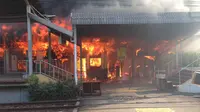 Kebakaran di stasiun Klender, Jakarta Timur (Berita Kebakaran/twitter.com)