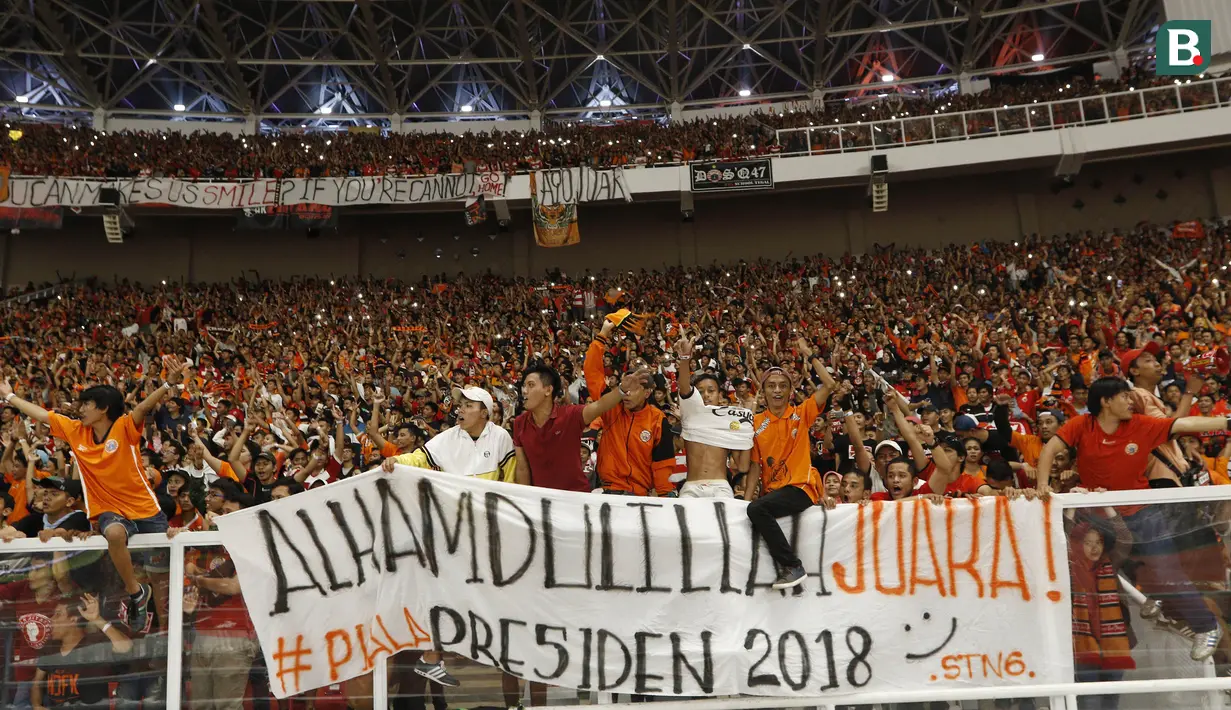 Para Jakmania merayakan kemenangan Persija Jakarta atas Bali United pada final Piala Presiden di SUGBK, Jakarta, Sabtu (17/2/2018). Persija menang 3-0 atas Bali United. (Bola.com/M Iqbal Ichsan)