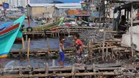 Anak-anak bermain di pemukiman kumuh, Muara Angke, Jakarta, Rabu (3/8). Badan Pusat Statistik DKI Jakarta melansir angka kemiskinan Ibu Kota pada bulan Maret 2016 mencapai 384,3 ribu orang atau 3,75%. (Liputan6.com/Angga Yuniar)