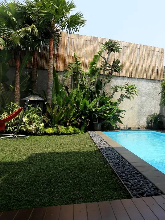 Teuku Zacky dan Ilmira Usmanova membuatkan sebuah kolam renang untuk anaknya yang memang punya hobi berolahraga. (Andy Masela/Bintang.com)