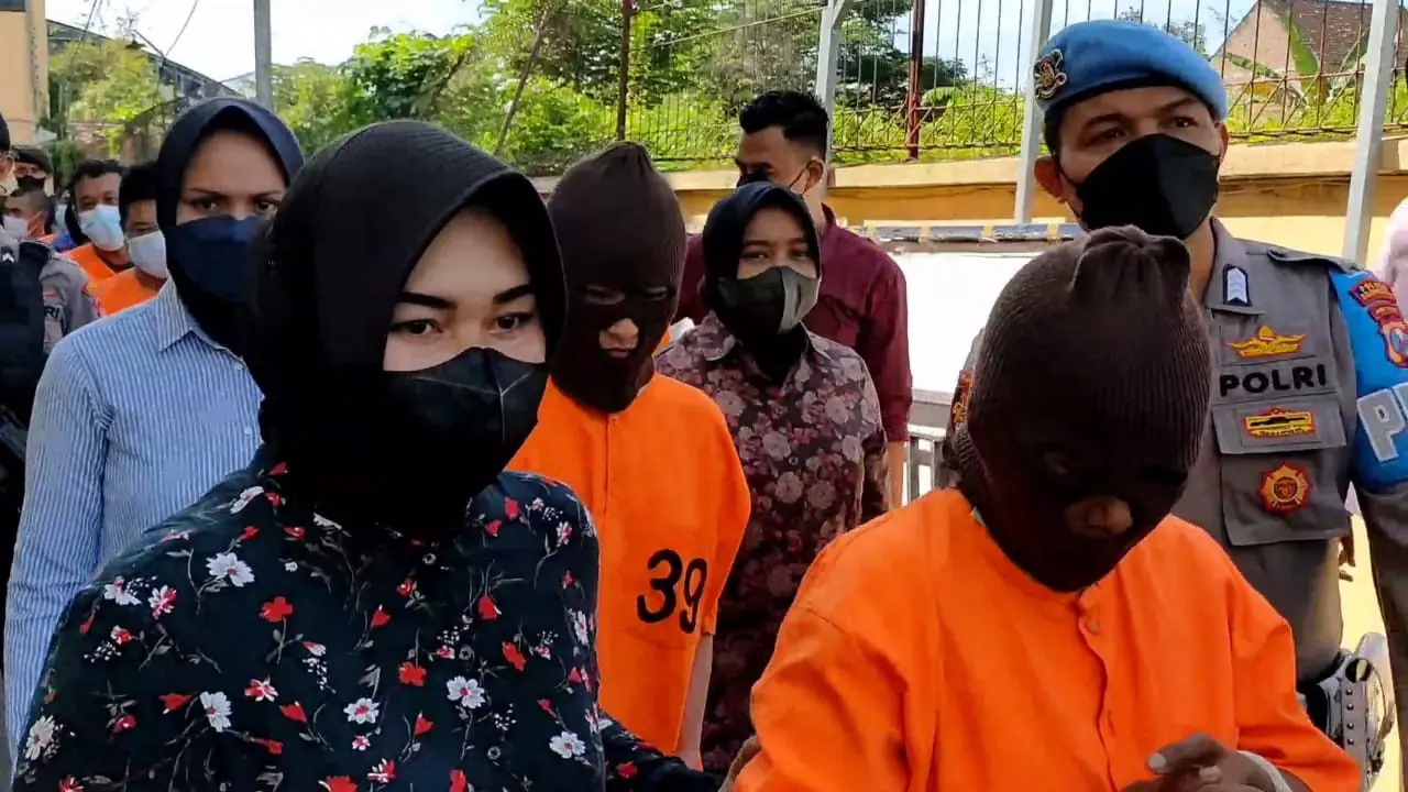 Pasutri spesialis maling motor digiring polisi. (Ahmad Adirin/Liputan6.com)