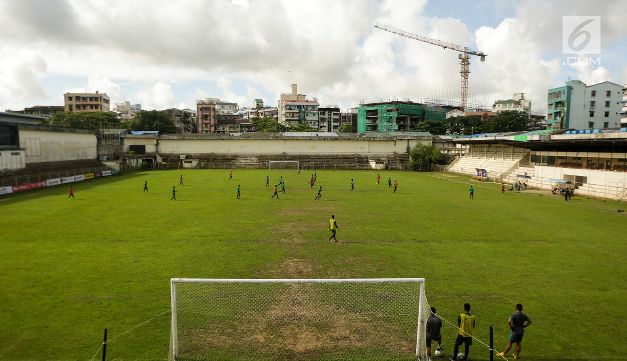 Suasana latihan Timnas Indonesia U-19 di Stadion Padonmar, Yangon, Jumat (9/9). Jelang hadapi Vietnam, Timnas U-19 terus digenjot dalam transisi pemain dan tembakan jarak jauh. (Liputan6.com/Yoppy Renato)