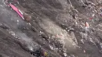 Puing pesawat Germanwings terlihat menyebar di pegunungan Alpen, dekat Digne les Bains, Prancis, Selasa (24/3/2015). Diperkirakan seluruh penumpang dan kru yang berjumlah 150 orang tewas dalam kejadian ini. (AFP PHOTO /DENIS BOIS /GRIPMEDIA / AFP TV)