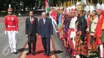 Sejumlah orang berpakaian suku-suku yang ada di Indonesia menyambut kedatangan Presiden Afganistan Mohammad Ashraf Ghani saat tiba di Istana Merdeka, Jakarta, Rabu (5/4). (Liputan6.com/Angga Yuniar)