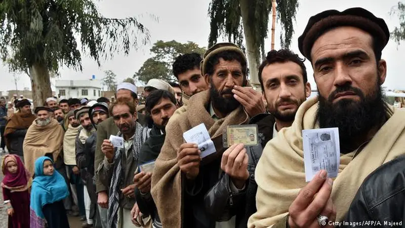 Ilustrasi pengungsi Afghanistan yang telah memiliki hak membuat rekening bank (AFP Photo / A. Majeed)