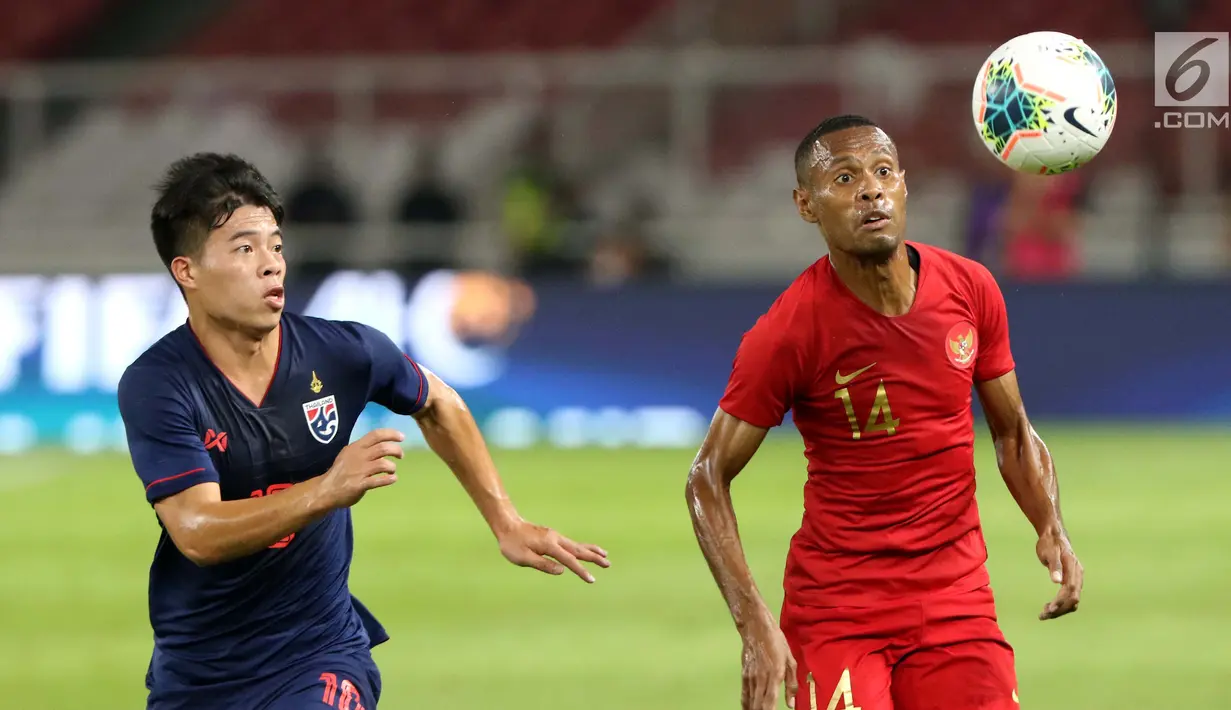 Pemain Timnas Indonesia, Ruben Sanadi berebut bola dengan pemain Thailand pada laga Grup G Penyisihan Kualifikasi Piala Dunia 2022 zona Asia di Stadion Utama Gelora Bung Karno, Jakarta, Selasa (10/9/2019). Babak pertama kedua tim bermain imbang 0-0. (Liputan6.com/Helmi Fithriansyah)