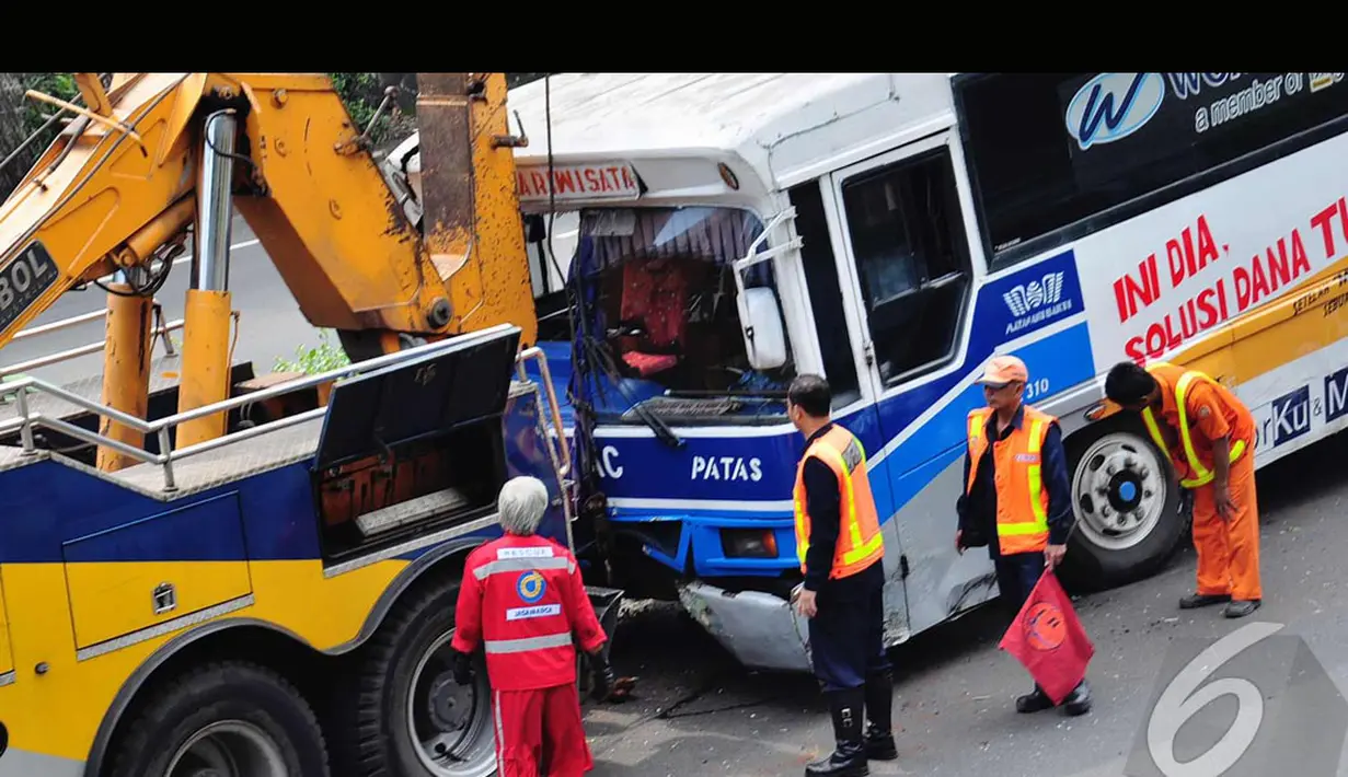 Sebuah bus menabrak pagar pembatas tol TB Simatupang, Jakarta, Minggu (27/7/2014) (Liputan6.com/Faizal Fanani)