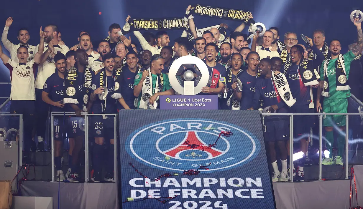 Para pemain dan staf Paris Saint-Germain merayakan gelar juara Ligue 1 Prancis dalam upacara usai pertandingan sepak bola Ligue 1 Prancis melawan Toulouse (TFC) di stadion Parc des Princes, Paris pada 12 Mei 2024. (FRANCK FIFE/AFP)