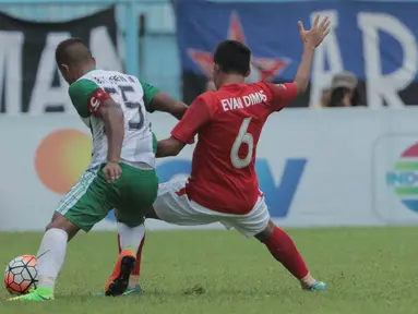 Gelandang Bhayangkara FC, Evan Dimas, menahan laju gelandang PS TNI, Manahati Lestusen, pada laga Piala Presiden 2017 di Stadion Kanjuruhan, Malang, Sabtu (11/7/2017). Bhayangkara FC menang 2-1 atas PS TNI.(Bola.com/Reza Bachtiar)