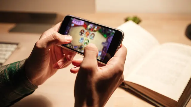Ilustrasi bermain gim smartphone