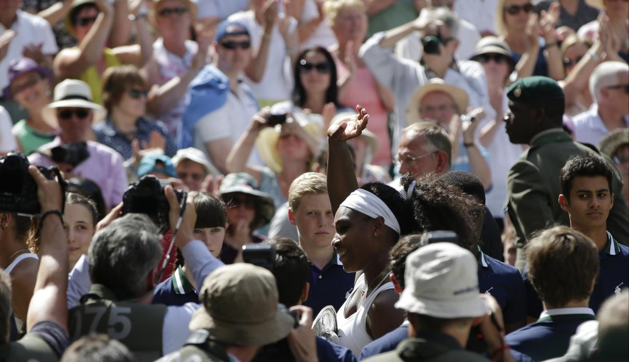Sambutan meriah untuk Serena Williams setelah final Wimbledon. (AP Photo/Pavel Golovkin)
