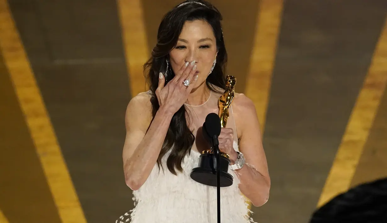 Michelle Yeoh, aktris asal Malaysia, memberikan pidato saat menerima penghargaan untuk kategori  aktris terbaik (Actress in Leading Role) dalam acara malam puncak Academy Awards ke-95 di The Dolby Theatre Los Angeles, Minggu (12/3/2023). Aktris itu disebut sebagai wanita Asia pertama yang menang aktris terbaik dalam 95 tahun sejarah Academy Awards.  (AP Photo/Chris Pizzello)