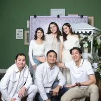 Acara intimate Alyssa Daguise tersebut dihadiri keluarga serta sahabat terdekat, termasuk dua calon adik iparnya, Syifa Hadju dan Tissa Biani.  [@syifahadju/tissabiani].