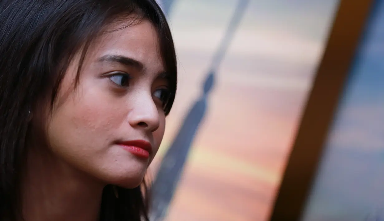 Dalam perannya, Acha benci dengan sekolah. Karena melihat banting tulang ibunya (Kinaryosih) harus berjuang untuk membiayai sekolah mahal dan jauh jarak. Jual kambing buat beli peralatan sekolah yang jaraknya capai 7 kilometer. (Adrian Putra/Bintang.com)