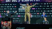 Jarred Brooks berdiri di atas meja pada area konferensi pers ONE 164 di Manila, Rabu (30/11/2022). (Dok One Championship)