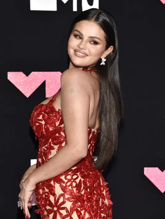 Sedangkan untuk rambutnya Selena Gomez membiarkan tergerai namun tetap terlihat sleek. (Photo by Evan Agostini/Invision/AP)