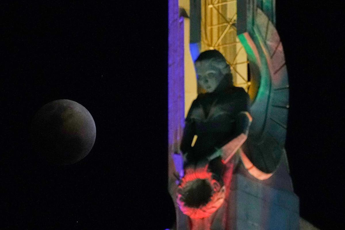 FOTO: Gerhana Bulan Total Hiasi Langit Dunia dengan Fenomena Bulan Darah