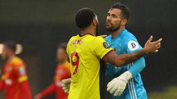 Ben Foster. Kiper yang kini masih aktif membela Watford di Liga Inggris ini mampu menyelamatkan 10 tendangan penalti dari total 52 kesempatan. Musim ini ia berhasil mematahkan tendangan penalti striker Arsenal, Pierre-Emerick Aubameyang pada laga 7 November 2021 lalu. (AFP/Pool/Richard Heathcote)