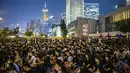 Sejumlah mahasiswa duduk menghadiri rapat umum di Edinburgh Place di Hong Kong (22/8/2019). Pemimpin mahasiswa Hong Kong memboikot perkuliahan selama dua minggu. (AFP Photo/Anthony Wallace)