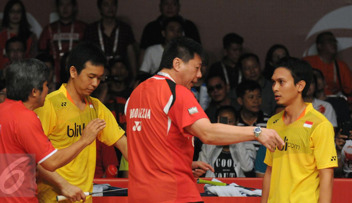 Ganda putra Indonesia, M Ahsan/Hendra Setiawan mendengarkan arahan tim pelatih saat laga melawan Liu Xiaolong/QiuZihan (Tiongkok) di final Total BWF World Championships 2015, Jakarta, Minggu (16/8/2015). (Liputan6.com/Helmi Fithriansyah)