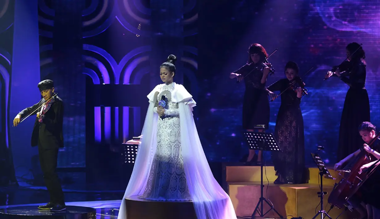 "Ini dari Bapak Haji Ghafur. Satu buah rumah dan satu buah mobil untuk Putri," kata Elvy Sukaesih membacakan pesan singkat yang diterimanya. (Deki Prayoga/Bintang.com)