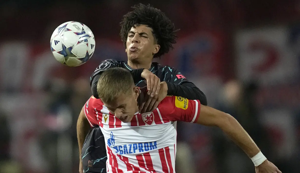 <p>Pemain Manchester City, Rico Lewis (atas) berebut bola dengan pemain Red Star, Vladimir Lucic pada laga terakhir Grup G Liga Champions 2023/2024 di Rajko Mitic Stadium, Belgrade, Serbia, Kamis (14/12/2023) dini hari WIB. (AP Photo/Darko Vojinovic)</p>