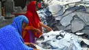 Para pekerja memproses bahan kulit mentah di sebuah lokasi penyamakan kulit di Savar, Bangladesh, 16 September 2020. Para pekerja di industri penyamakan kulit utama Bangladesh di Savar kini tengah sibuk mengawetkan kulit yang dikumpulkan usai perayaan Idul Adha. (Xinhua)