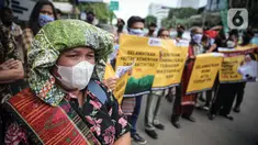 Massa yang tergabung dalam Aliansi Gerak Rakyat Tutut TPL menggelar aksi di depan Kantor Kementerian Koordinator Bidang Kemaritiman dan Investasi, Jakarta, Rabu (24/11/2021). Aksi diikuti 40 orang perwakilan masyarakat adat Tono Batak. (Liputan6.com/Faizal Fanani)