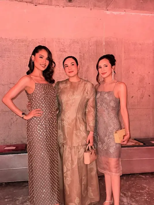 <p>Cinta Laura mengenakan long dress spaghetti strap warna silver dihiasi dengan beads. Sementara, Chelsea Islan mengenakan setelan warna coklat motif daun. [@bebytsabina]</p>