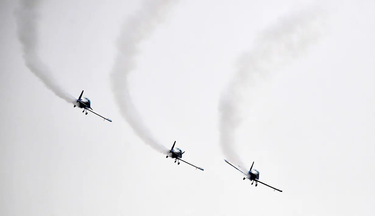 Para pecinta olahraga udara menyuguhkan pertunjukan aerobatik pada pembukaan Festival Kebudayaan dan Pariwisata Olahraga Udara ke-12 di Anyang, Provinsi Henan, China, 29 September 2020. Acara tersebut dibuka pada Selasa (29/9) dan akan berlangsung hingga 5 Oktober. (Xinhua/Feng Dapeng)
