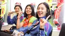 Pemain Jakarta Pertamina Enduro, Nurlaili Kusumah (kanan) bersama rekan satu timnya pada acara launching tim untuk kompetisi Proliga 2026 yang berlangsung di Enduro x Fastron Lounge, Gedung Oil Center, Thamrin, Jakarta Pusat pada Senin (05/01/2026).