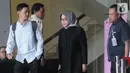 Mantan Wakil Ketua Komisi VII DPR RI Eni Maulani Saragih (tengah) usai menjalani pemeriksaan di Gedung KPK, Jakarta, Kamis (10/10/2019). Eni diperiksa sebagai saksi untuk tersangka Samin Tan terkait kasus dugaan suap terminasi kontrak PKP2B di Kementerian ESDM. (merdeka.com/Dwi Narwoko)