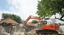 Sebuah alat berat meratakan bangunan rumah dinas para pensiunan PT KAI di Jalan Bungur Besar, Kompleks PJKA, Senen, Jakarta, Kamis (14/4). Tanah seluas 60.930 m2 itu nantinya akan digunakan untuk parkir kereta. (Liputan6.com/Gempur M Surya)