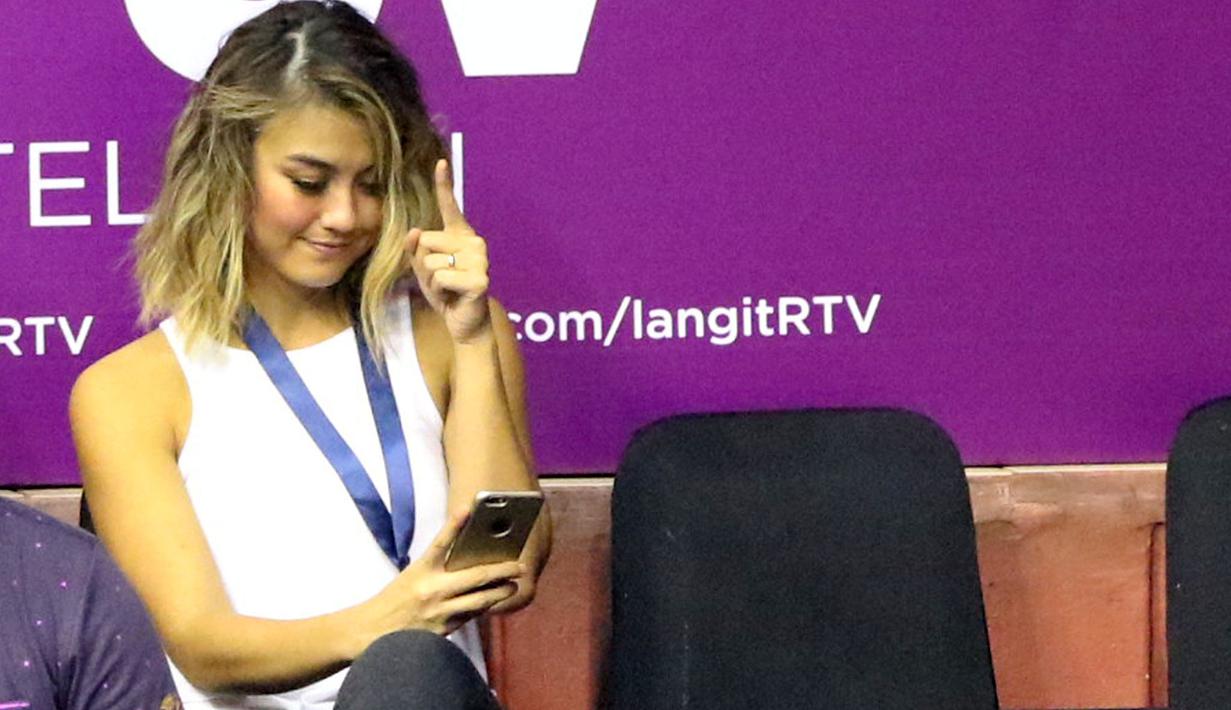 Agnes Monica melakukan Foto Selfie sebelum laga IBL antara Stadium Jakarta vs CLS Knight di Hall A Senayan, Jakarta, Rabu (13/1/2016). (Bola.com/NIcklas Hanoatubun)