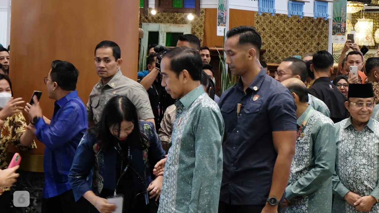 <p>Presiden Joko Widodo (Jokowi) tur di sebagian area pameran INACRAFT