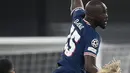 Gelandang Paris Saint Germain (PSG) Danilo Pereira berebut bola dengan pemain tengah RB Leipzig Emil Forsberg (kanan) pada matchday keempat fase grup Liga Champions di Sheriff Stadium, Kamis dinihari WIB (4/11/2021). PSG harus puas dengan skor imbang 2-2. (FRANCK FIFE / AFP)
