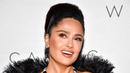 Salma Hayek Pinault menghadiri The Kering Foundation's Caring for Women Dinner di The Pool, New York, Amerika Serikat, 15 September 2022. Bintang Eternals itu memilih gaun hitam yang dipasangkan dengan perhiasan up-do dan rumit. (Photo by Evan Agostini/Invision/AP)