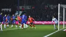 Penjaga gawang Chelsea Kepa Arrizabalaga gagal menyelamatkan bola saat pemain Luton Town Reece Burke mencetak gol pada pertandingan sepak bola putaran kelima Piala FA di Kenilworth Road, Luton, Inggris, 2 Maret 2022. Chelsea menang 3-2. (AP Photo/Ian Walton)