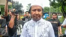 Mengenakan baju koko, ayah Marshanda, Irwan Yusuf berjalan menuju ruang penampungan (barak) di Panti Sosial Bina Insan Bangun Daya 2 Dinas Sosial, Cipayung, Jakarta Timur, Senin (28/3). (Liputan6.com/Yoppy Renato)
