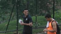 Kapten Thailand, Teerasil Dangda (kiri) usai menjalani latihan tertutup bersama rekan-rekannya jelang Final Piala AFF 2016 leg pertama di lapangan Sekolah Pelita Harapan, Sentul. (Bola.com/Nicklas Hanoatubun)