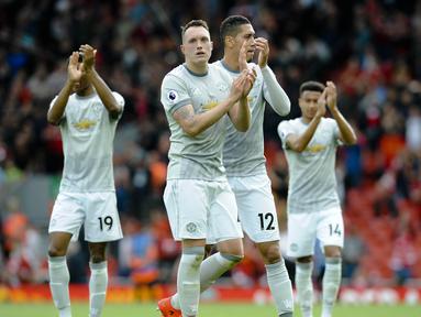 Pemain Manchester United memberikan aplaus kepada suporter usai pertandingan melawan Liverpool pada laga Premier League di Stadion Anfield, Sabtu (14/10/2017). Liverpool bermain imbang 0-0 dengan Manchester United. (AP/Rui Vieira)