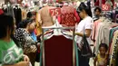 Pengunjung memilih pakaian baru dengan harga diskon di pusat perbelanjaan di Jakarta, Senin (3/7). H-2 Lebaran, sebagian pusat perbelanjaan masih dipadati pembeli yang mencari keperluan seperti pakaian dan celana. (Liputan6.com/Faizal Fanani)