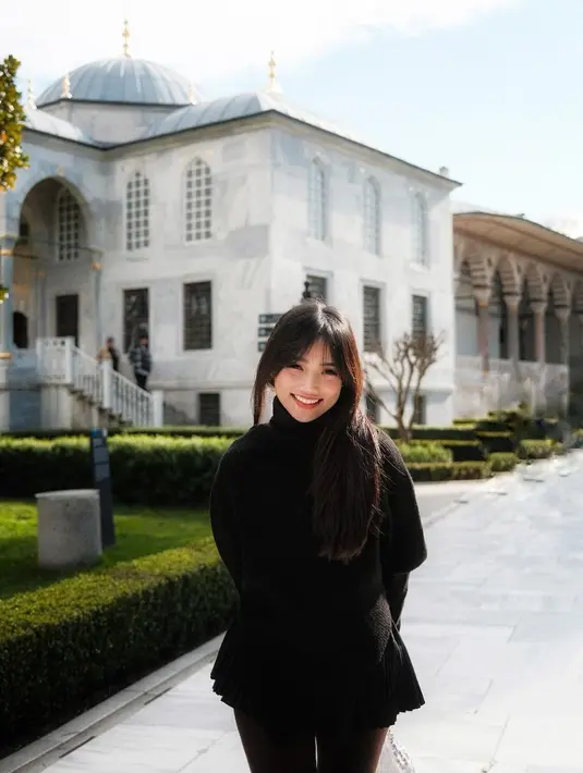 Fuji tampil super manis dengan knitted turtleneck dan mini pleated skirt, serta legging yang semuanya serba hitam. [Foto: Instagram/fuji_an]