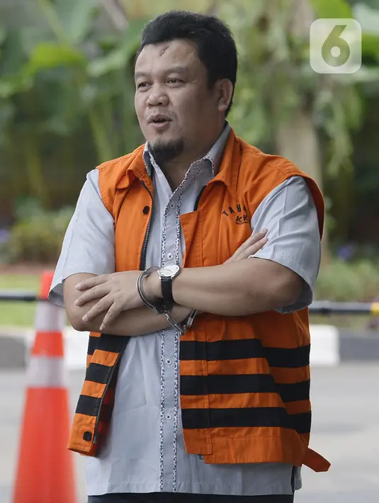 Mantan anggota DPRD Bandung periode 2009-2014, Tomtom Dabbul Qomar berjalan akan menjalani pemeriksaan lanjutan di Gedung KPK, Jakarta, Selasa (3/3/2020). Tomtom diperiksa terkait dugaan korupsi  pengadaan tanah untuk RTH di lingkungan Pemkot Bandung Tahun 2012-2013. (merdeka.com/Dwi Narwoko)