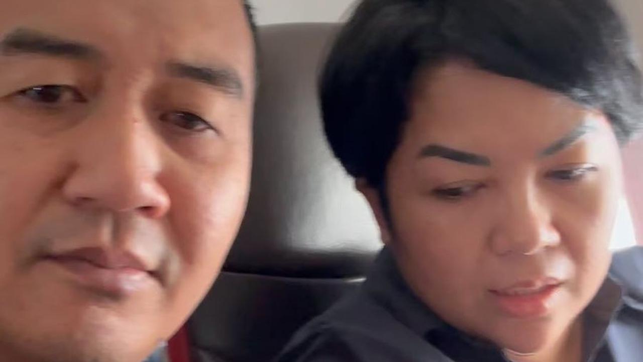 Potret Joy Tobing yang Takut Banget Naik Pesawat, Suami Sigap Terus Gandeng Tangan Sang Istri
